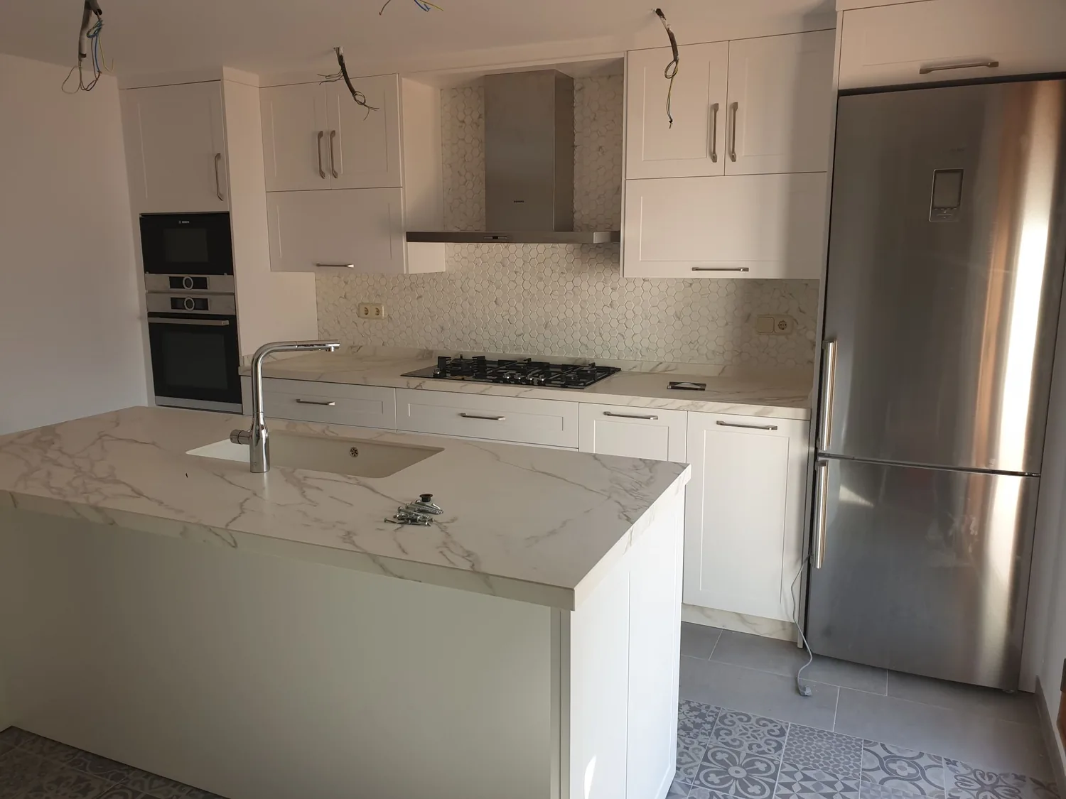 Cocina blanca a medida con isla