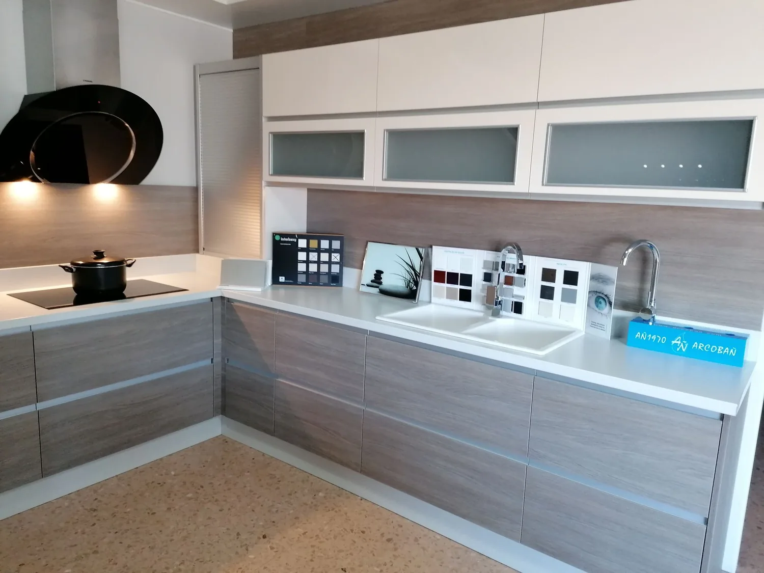 Cocina en L a medida en blanco y madera con vitrinas altas