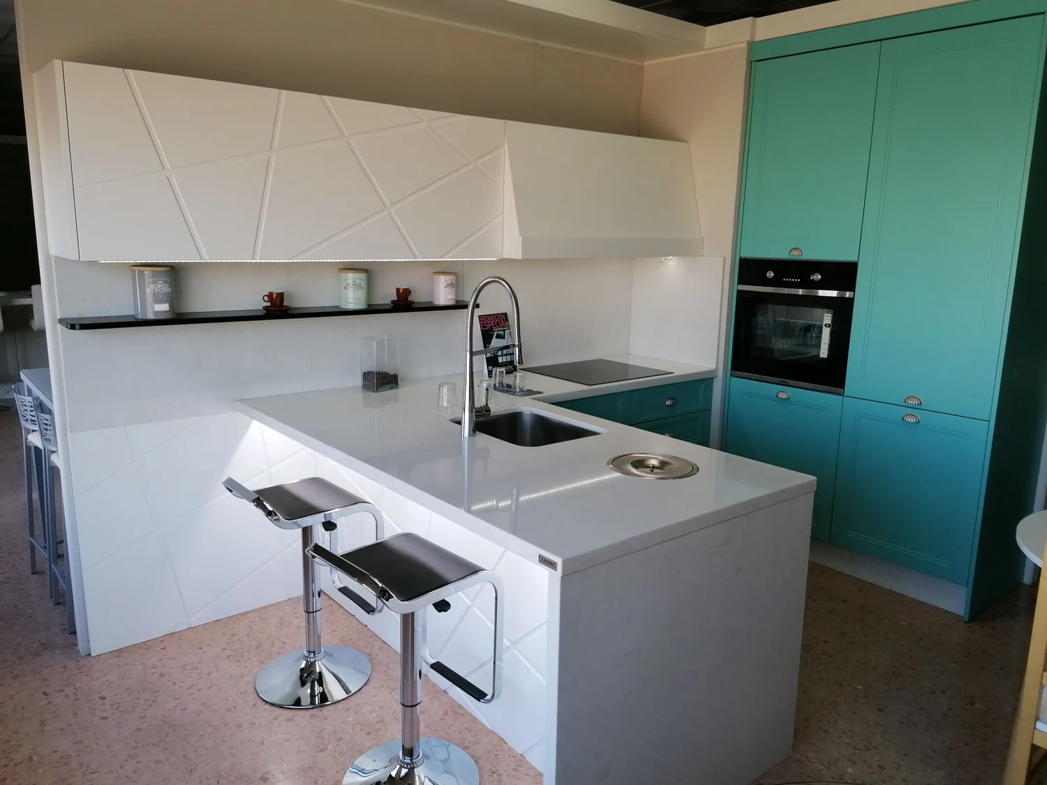 Cocina a medida blanca y verde con barra