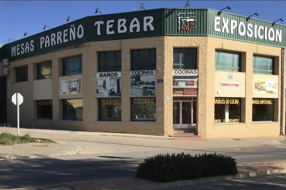 Fachada de la exposición de Mesas Parreño Tébar en La Roda (Albacete)