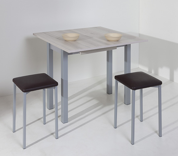 Mesa de libro Linear laminada abierta con dos taburetes