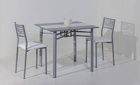 Mesa Práctica de cristal abierta con dos sillas
